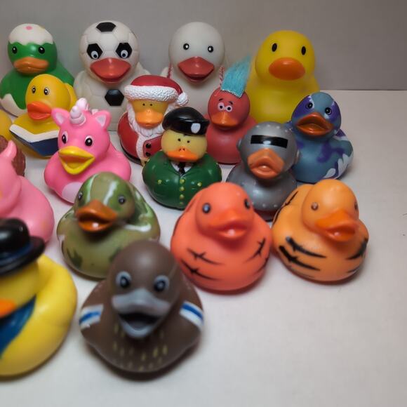 Lot Of 24 Rubber Ducks Jeep Ducking Miscellaneous Holiday Sport Glitter Party - Picture 4 of 16